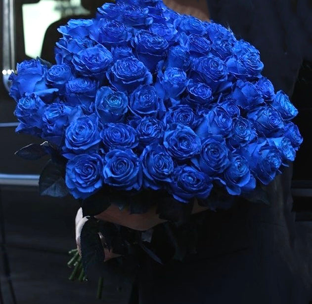Ein Bouquet aus 51 blauen Rosen