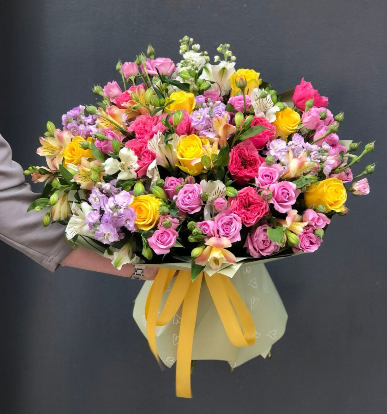 Ein Strauß mit Rosen, Matthiola und Alstroemerien