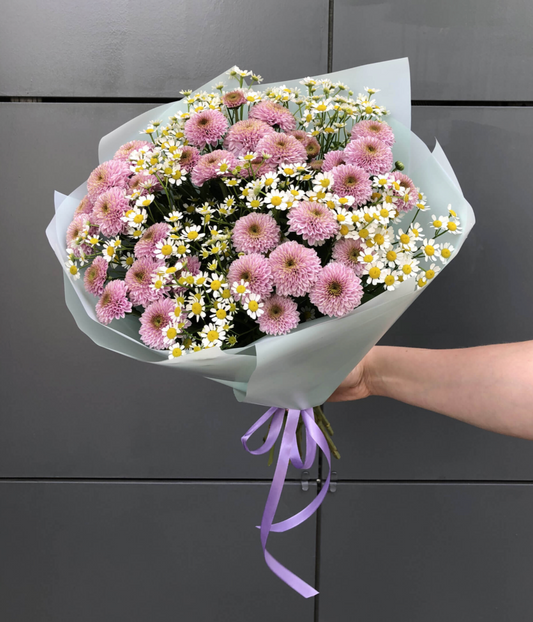 Ein Strauß aus buschigen Gänseblümchen und Santini-Chrysanthemen