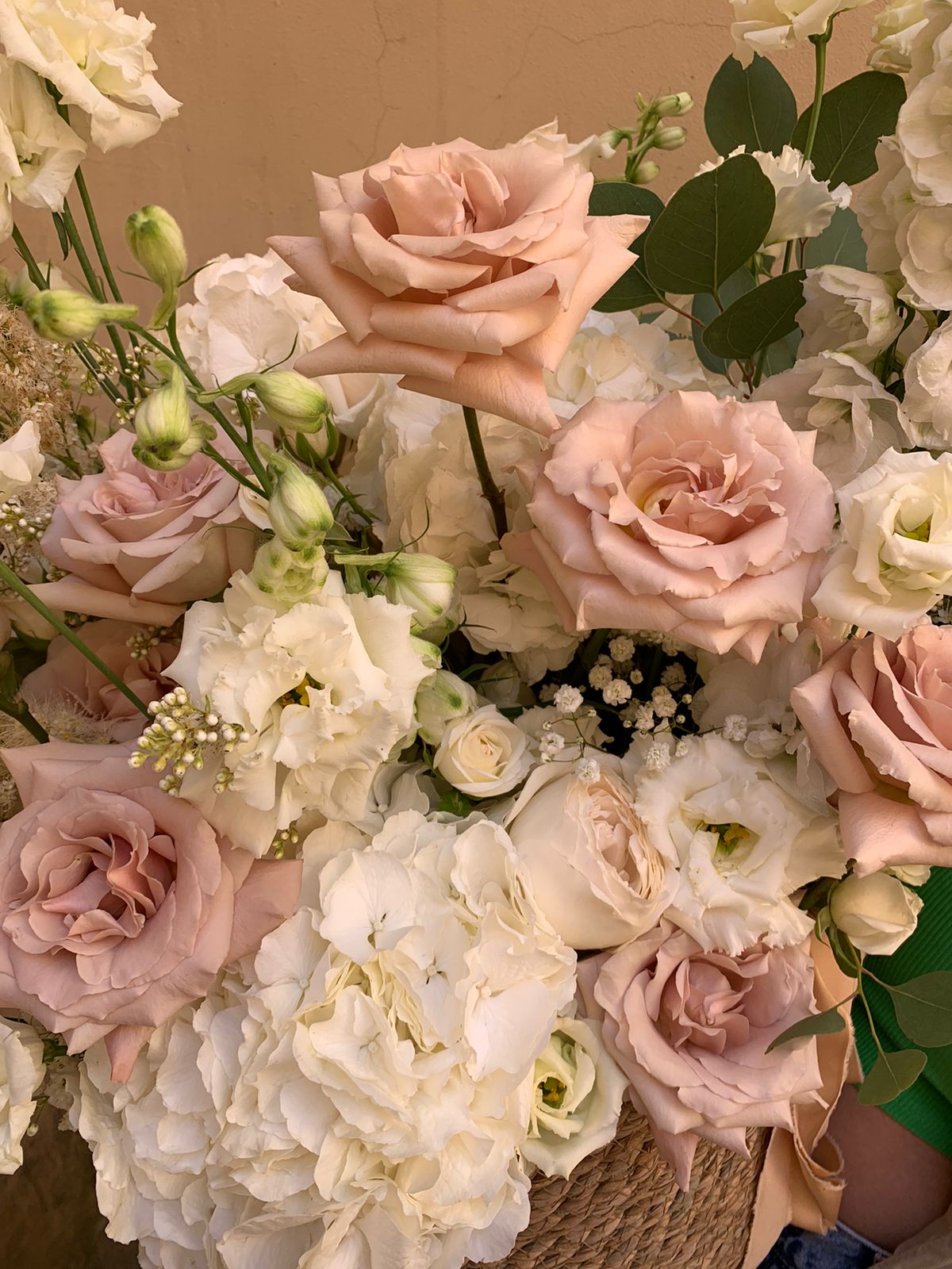 Korb mit cremefarbenen Blumen