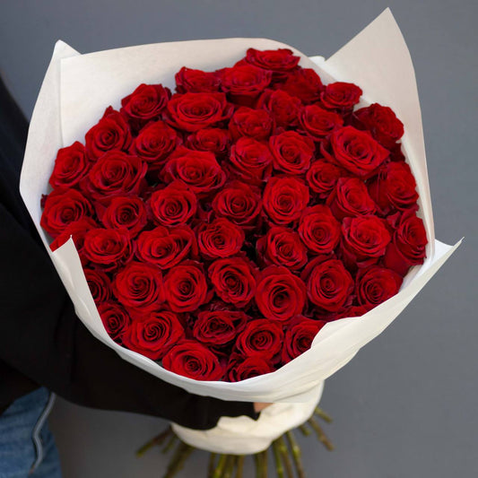 Ein Bouquet aus 51 roten Rosen