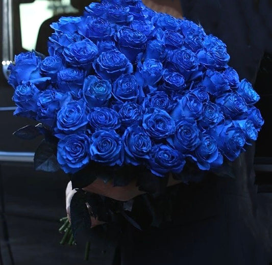 Ein Bouquet aus 51 blauen Rosen