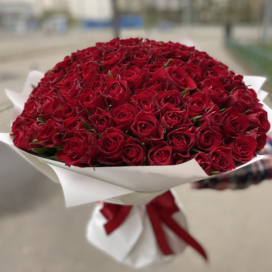 Ein Bouquet aus 101 roten Rosen
