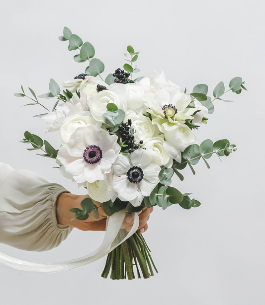 Ein Brautstrauß mit Anemonen Weiss-Schwarz