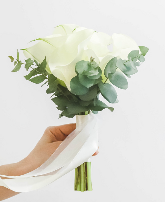 Der Brautstrauß aus Calla-Lilien und Eukalyptus in Weiß und Grün