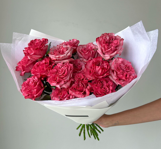 Blumenstrauß aus 15 pfingstrosenartigen Rosen