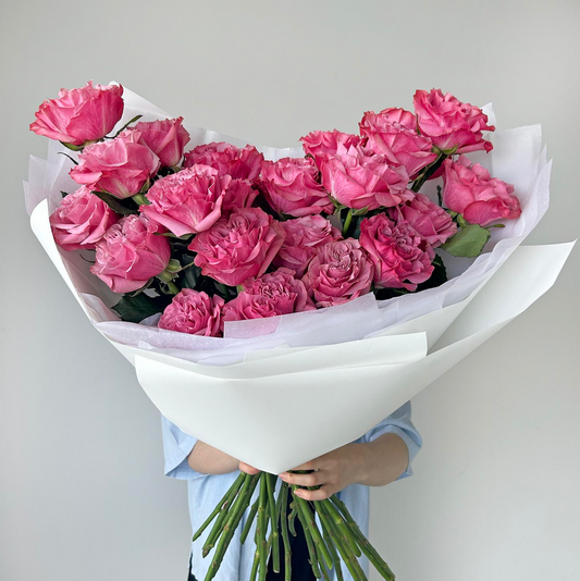 Blumenstrauß aus 25 pfingstrosenartigen Rosen