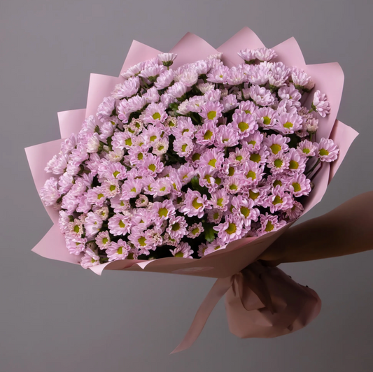 Ein Strauß mit rosa Chrysanthemen