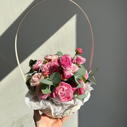 Korb mit Blumen / pink