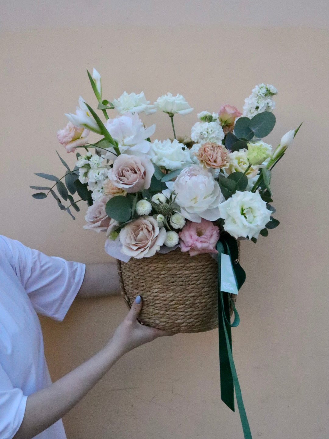 Korb mit cremefarbenen Blumen