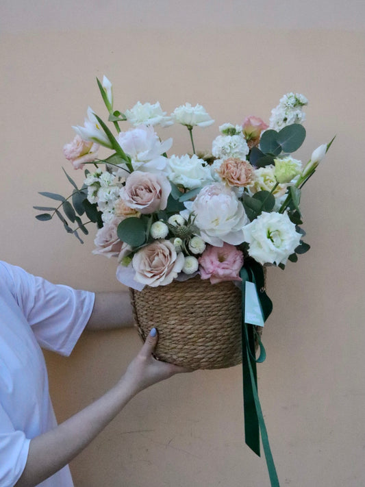 Korb mit cremefarbenen Blumen