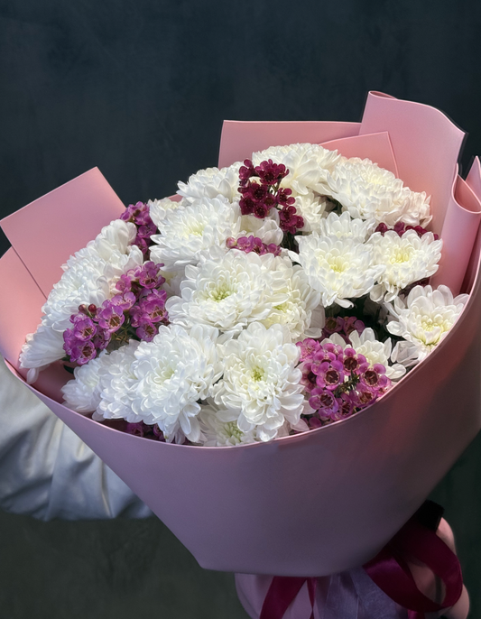 🌸 Zarte Geste – Strauß mit Chrysanthemen & Waxflower