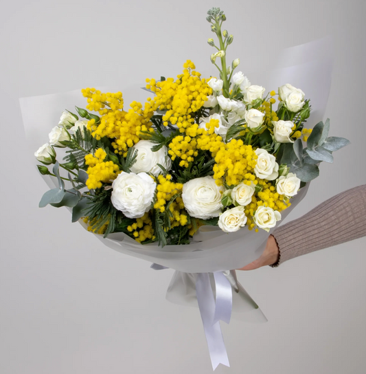 Ein zarter Strauß mit Mimosen & Ranunkeln
